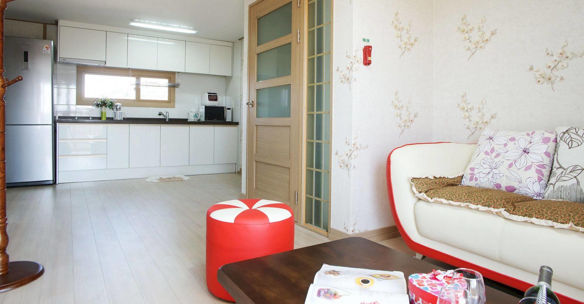 Lapaloma Pension Jeju Exterior photo