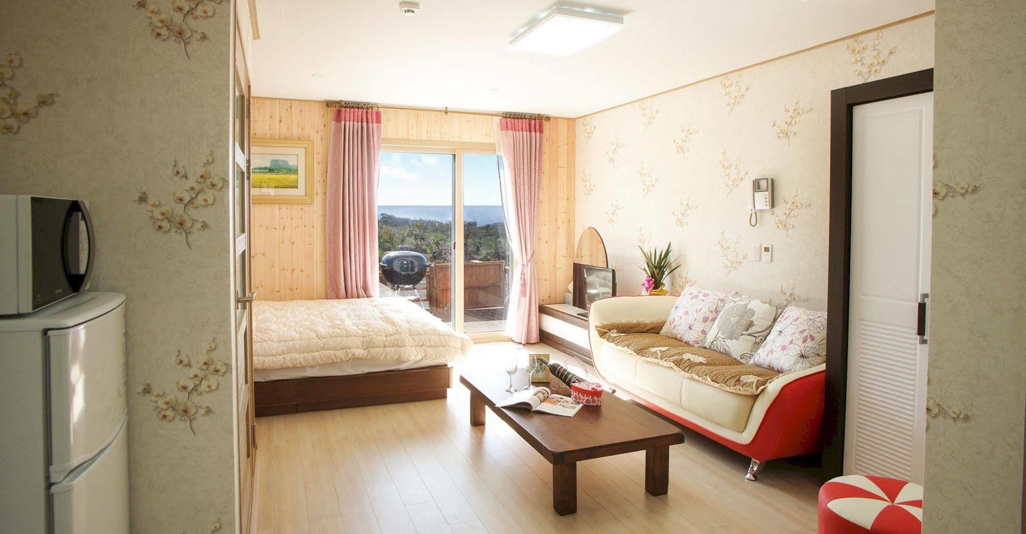 Lapaloma Pension Jeju Exterior photo