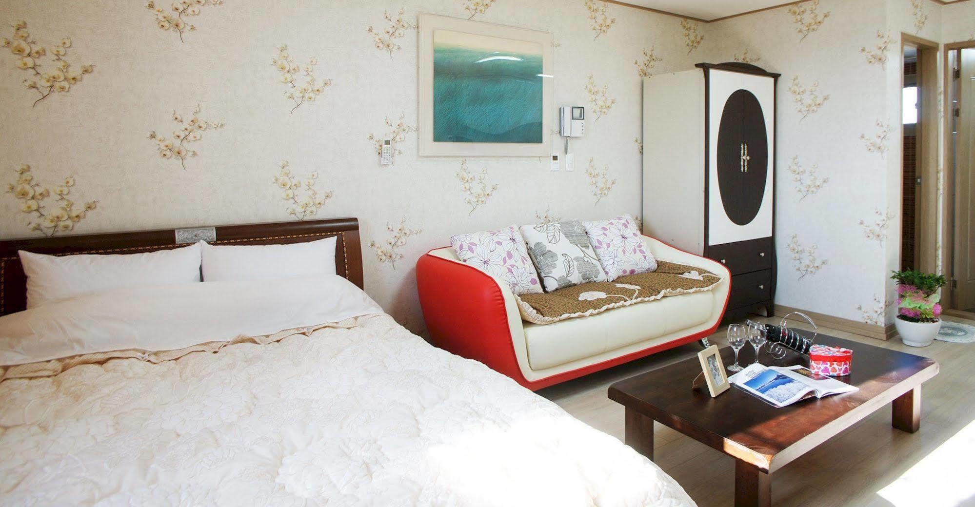 Lapaloma Pension Jeju Exterior photo
