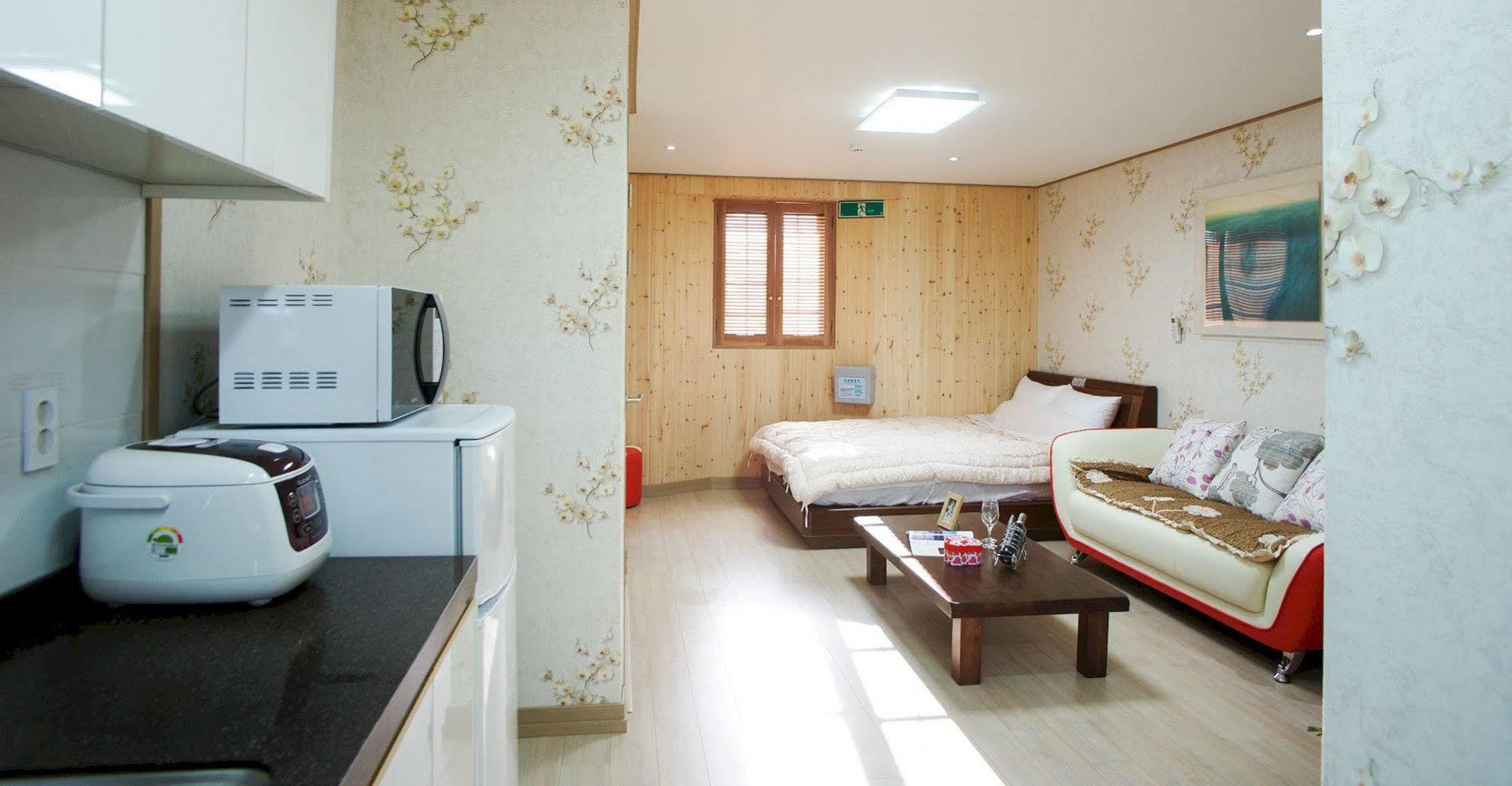 Lapaloma Pension Jeju Exterior photo