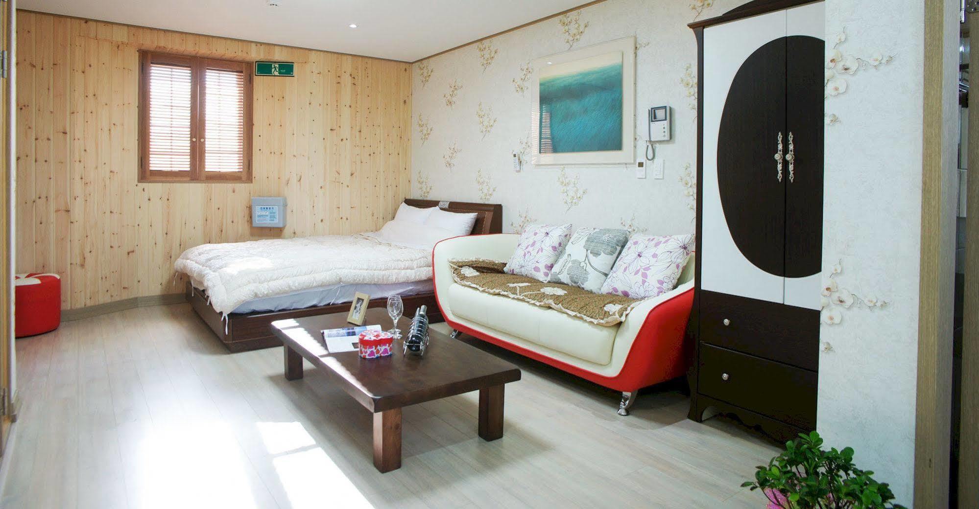 Lapaloma Pension Jeju Exterior photo